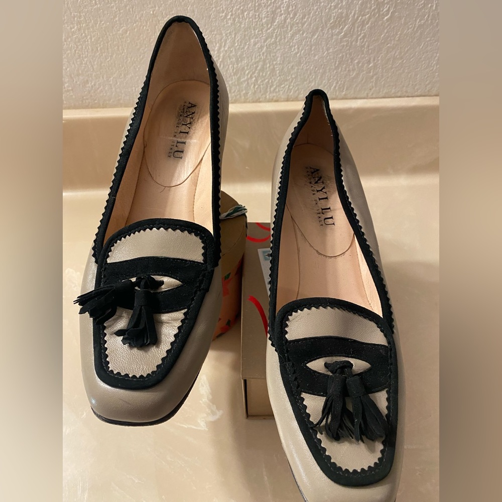 An Li Yu - women’s low heel black and beige slip on. Suede trim. Black tassel
